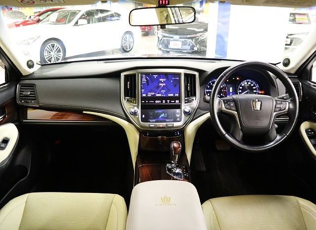 TOYOTA CROWN ROYAL SALOON 2013 full