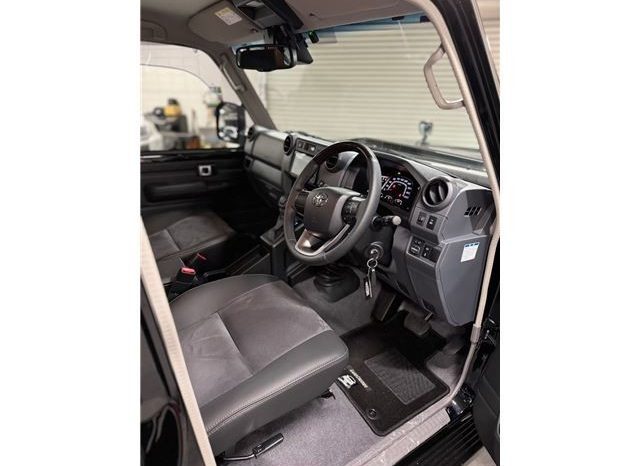 TOYOTA LAND CRUISER 70 full