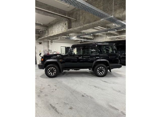 TOYOTA LAND CRUISER 70 full