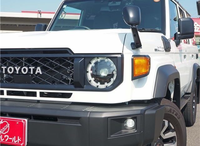 TOYOTA LAND CRUISER 70 full