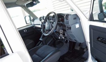 TOYOTA LAND CRUISER 70 full
