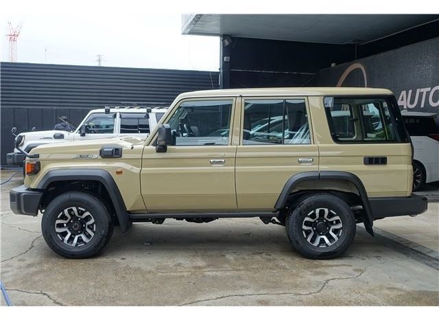 TOYOTA LAND CRUISER 70 full