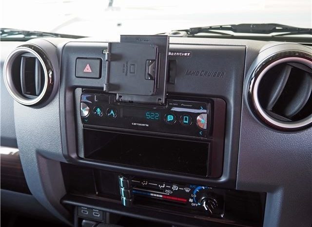 TOYOTA LAND CRUISER 70 full