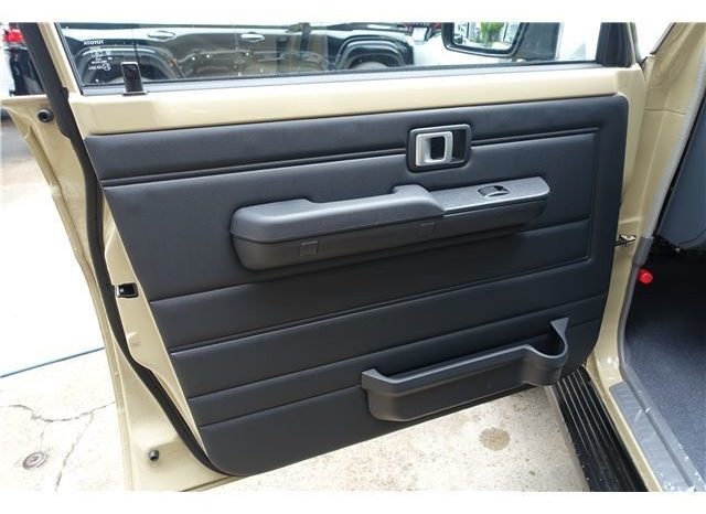 TOYOTA LAND CRUISER 70 full