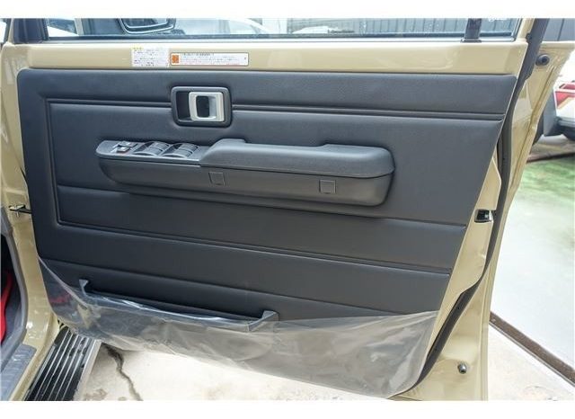 TOYOTA LAND CRUISER 70 full