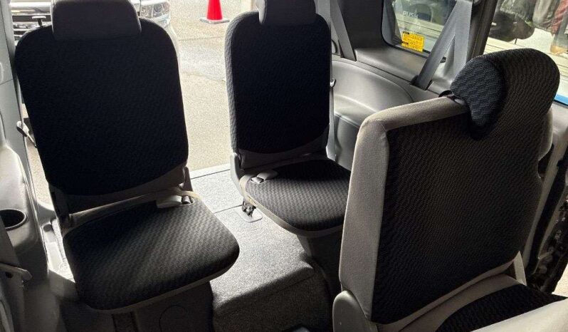 TOYOTA SIENTA 2010 full